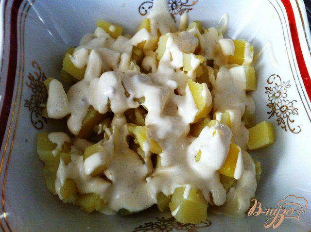 Фото приготовление рецепта: Картофельный салат с куриными яйцами шаг №9