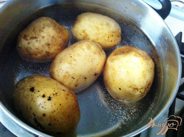 Фото приготовление рецепта: Картофельный салат с куриными яйцами шаг №1