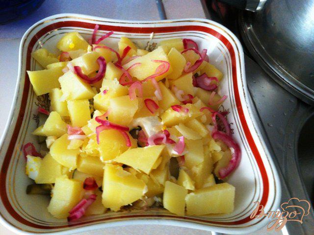 Фото приготовление рецепта: Картофельный салат с куриными яйцами шаг №13