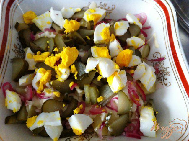 Фото приготовление рецепта: Картофельный салат с куриными яйцами шаг №11