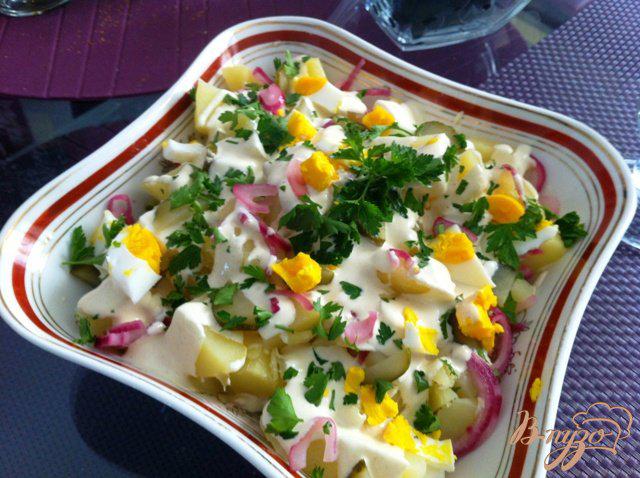Фото приготовление рецепта: Картофельный салат с куриными яйцами шаг №14