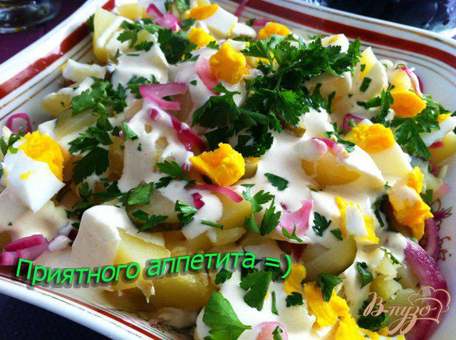 Фото приготовление рецепта: Картофельный салат с куриными яйцами шаг №15