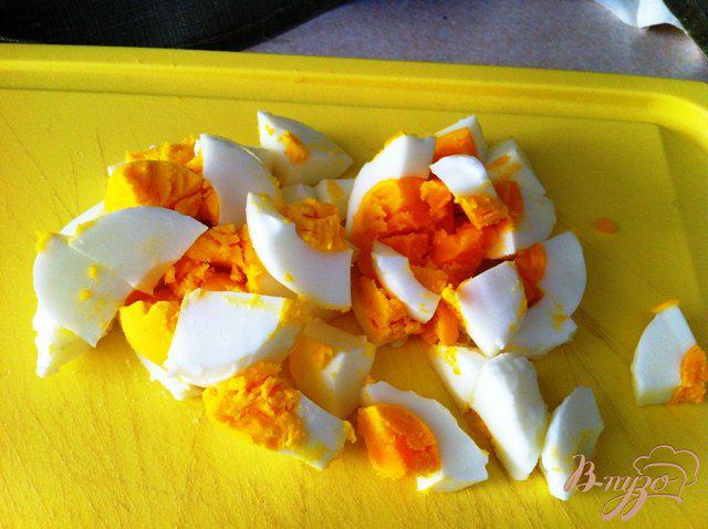 Фото приготовление рецепта: Картофельный салат с куриными яйцами шаг №7