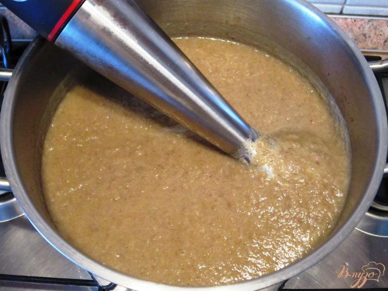 Фото приготовление рецепта: Грибной суп-пюре с гренками шаг №7