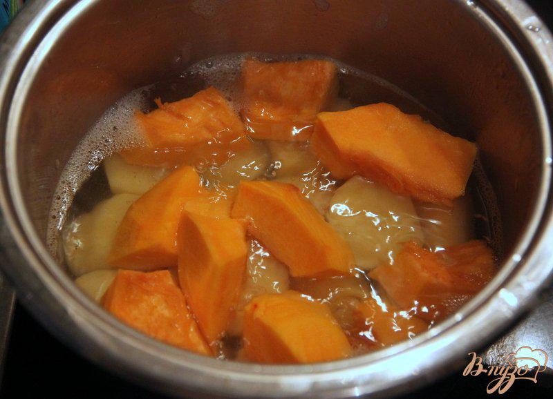 Фото приготовление рецепта: Тыквенно-картофельные оладьи шаг №2