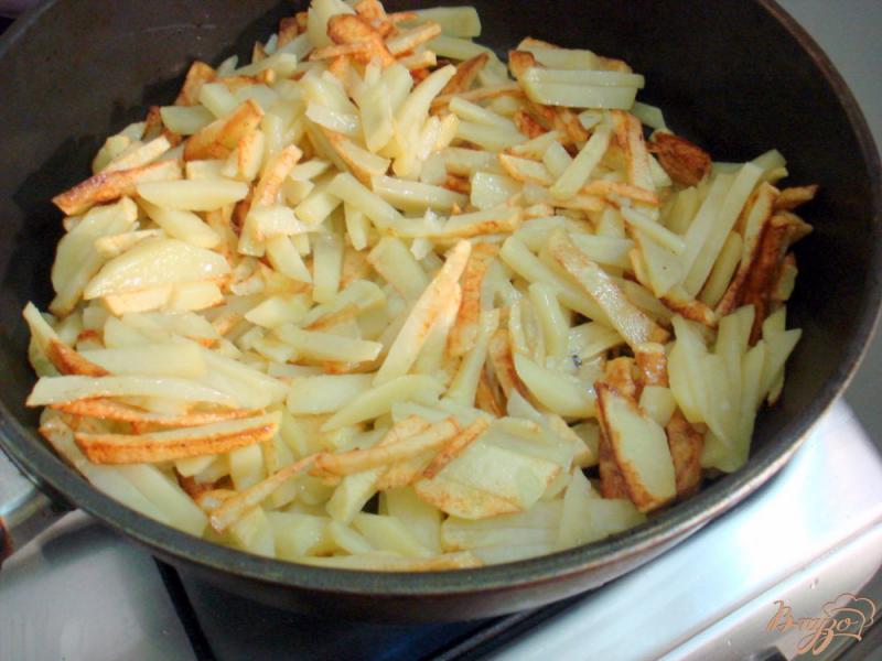 Фото приготовление рецепта: Жареный картофель с луком и чесноком шаг №4