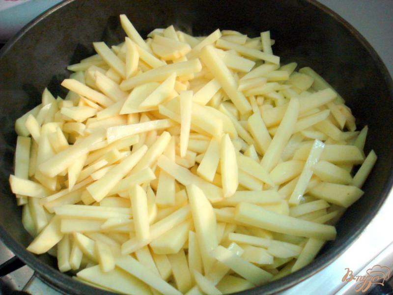 Фото приготовление рецепта: Жареный картофель с луком и чесноком шаг №2