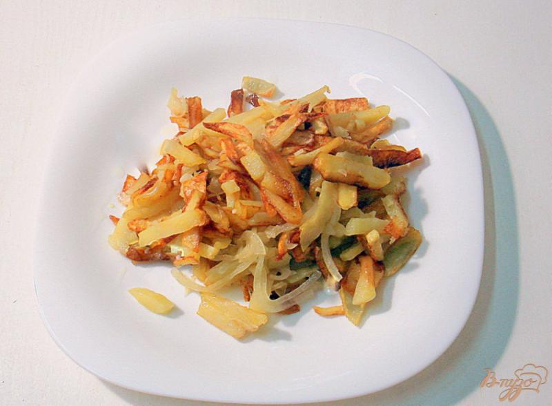 Фото приготовление рецепта: Жареный картофель с луком и чесноком шаг №6