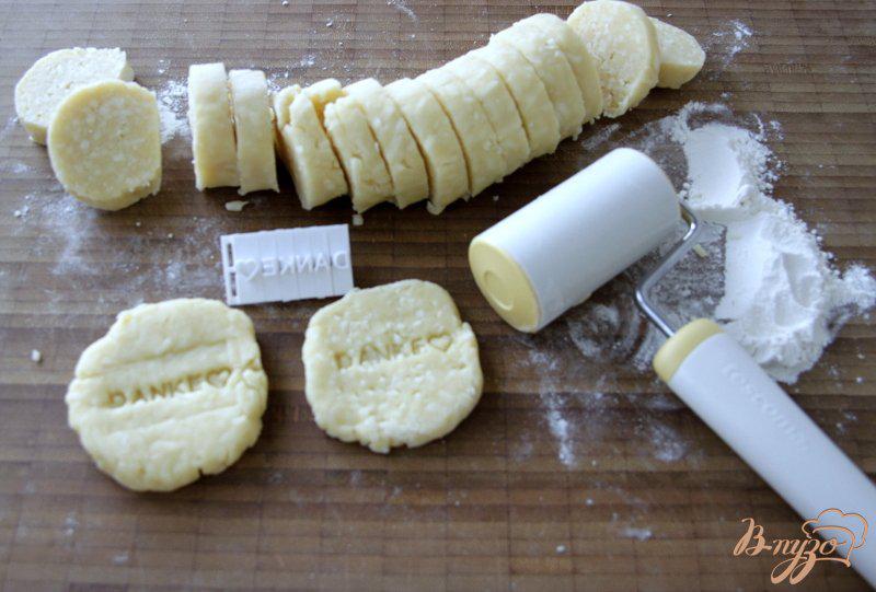 Фото приготовление рецепта: Сырное печенье шаг №4