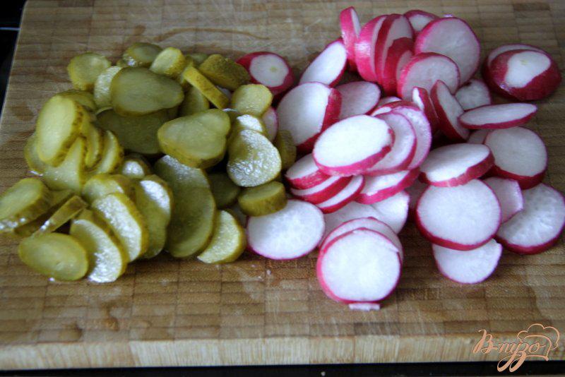 Фото приготовление рецепта: Салат из цветной капусты, редиски и маринованных огурцов шаг №3