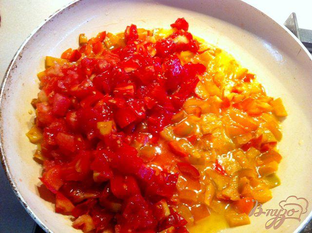Фото приготовление рецепта: Паста в томатно-перечном соусе шаг №4