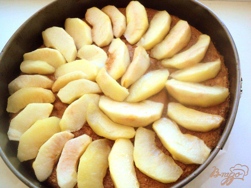 Фото приготовление рецепта: Пирог с яблоками и меренгой шаг №6