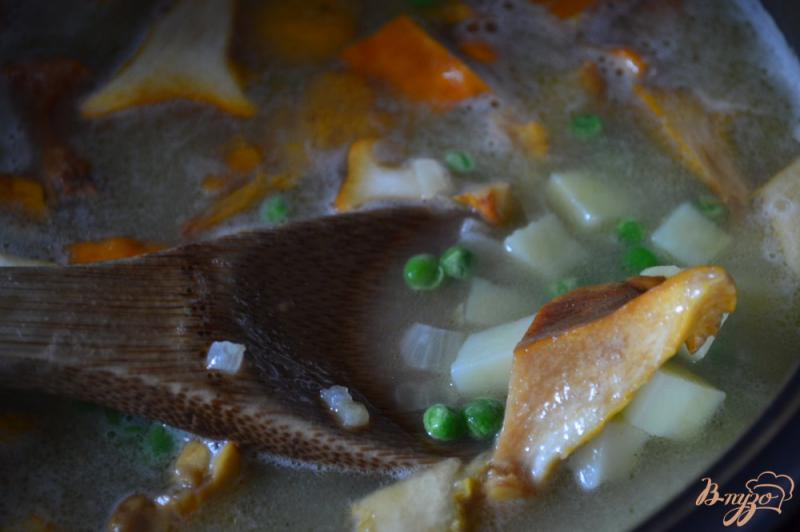 Фото приготовление рецепта: Сливочный суп с лисичками шаг №4