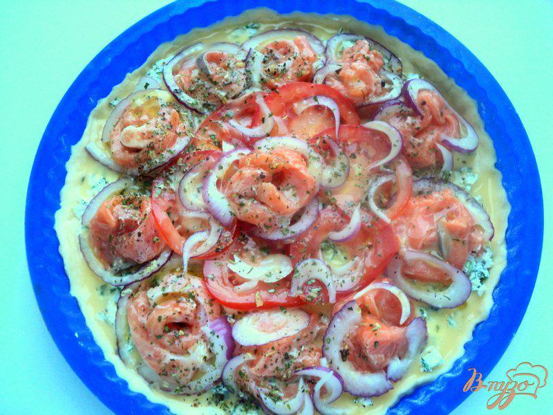 Фото приготовление рецепта: Пицца с семгой и сливочным сыром шаг №7