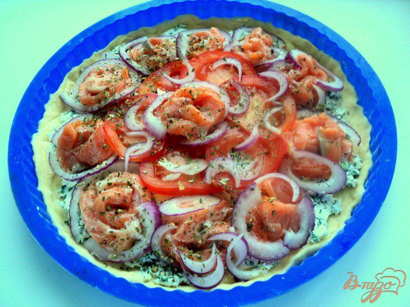 Фото приготовление рецепта: Пицца с семгой и сливочным сыром шаг №6
