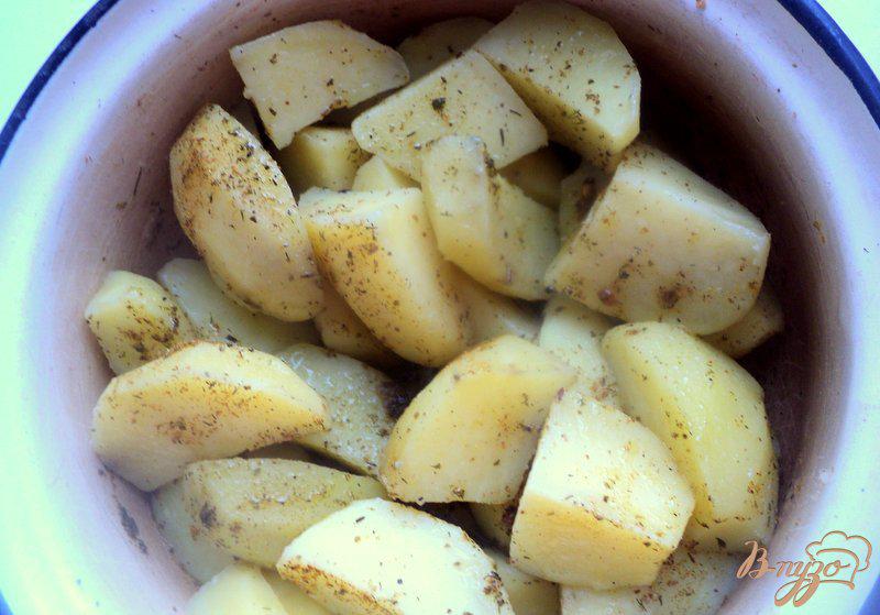 Фото приготовление рецепта: Курочка, запеченная с картофелем по-домашнему шаг №3