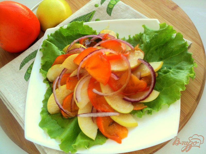 Фото приготовление рецепта: Салат с хурмой и яблоками шаг №3
