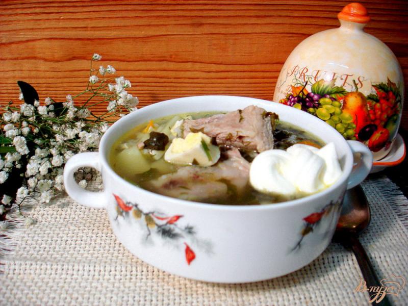 Фото приготовление рецепта: Щавелевый суп на свиных рёбрышках с рисом шаг №8