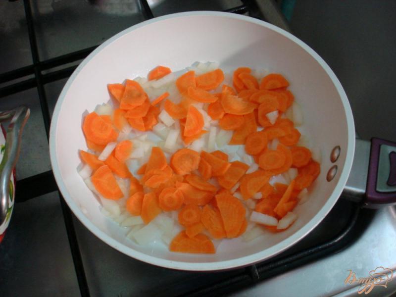 Фото приготовление рецепта: Щавелевый суп на свиных рёбрышках с рисом шаг №4