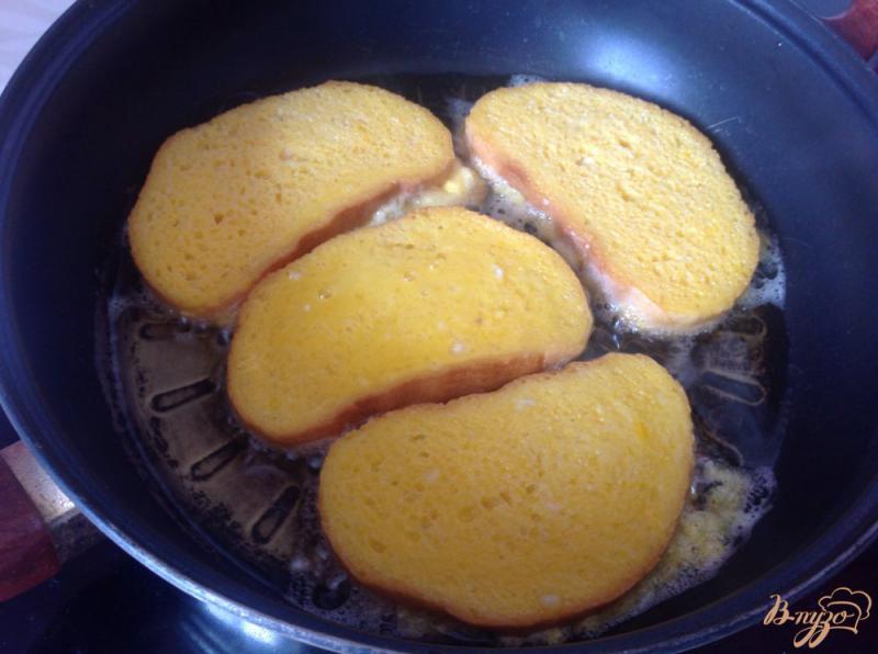 Фото приготовление рецепта: Гренки с яйцом и сыром шаг №3