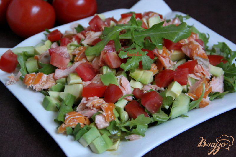 Фото приготовление рецепта: Салат  с рукколой, авокадо, красной рыбы шаг №4