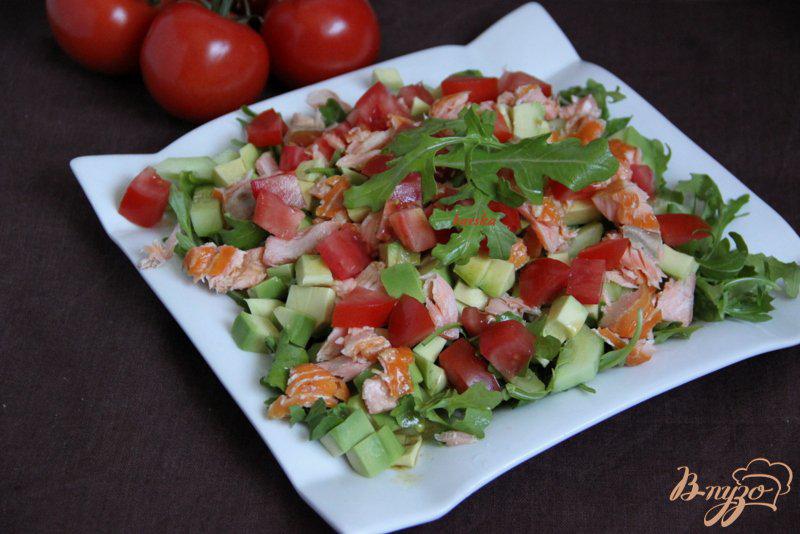 Фото приготовление рецепта: Салат  с рукколой, авокадо, красной рыбы шаг №5