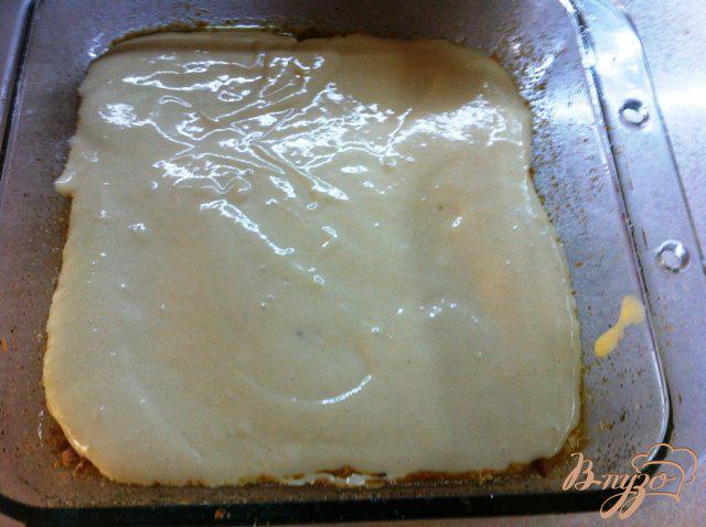 Фото приготовление рецепта: Пирог с яйцами и зеленым луком шаг №7