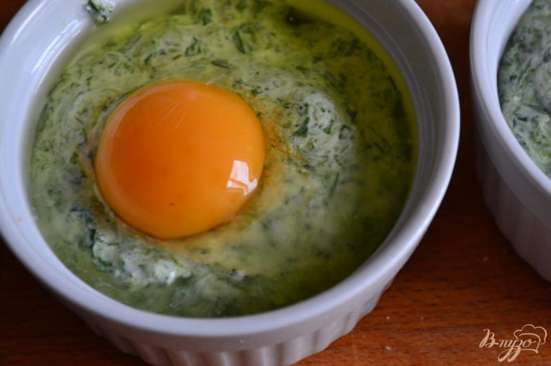 Фото приготовление рецепта: Яйца со шпинатом под сырной корочкой шаг №4