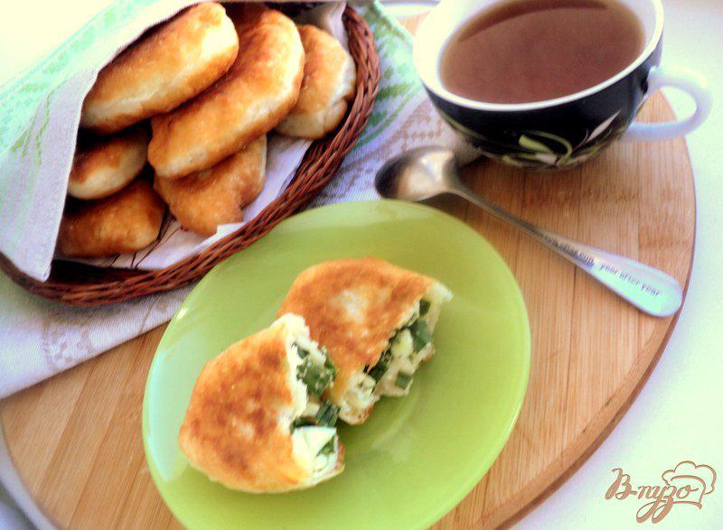 Фото приготовление рецепта: Пирожки с луком и яйцом шаг №6