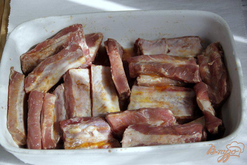 Фото приготовление рецепта: Свиные рёбрышки в вишнёвом маринаде шаг №4