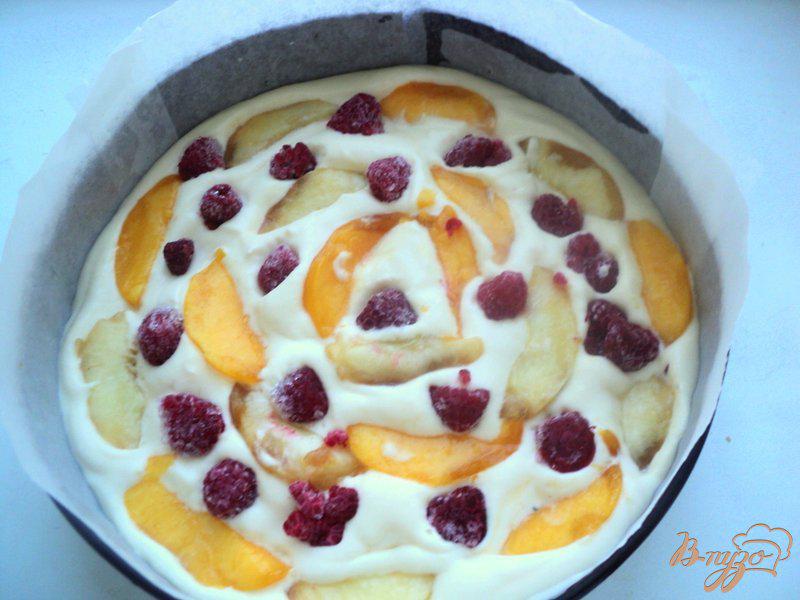 Фото приготовление рецепта: Торт с персиками и малиной шаг №6
