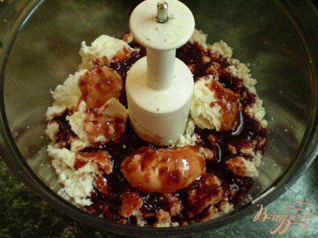 Фото приготовление рецепта: Десерт творожный с вишневым джемом шаг №2