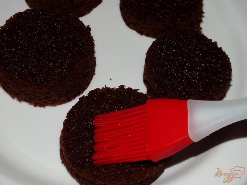 Фото приготовление рецепта: Шоколадные пироженые со сливочно-ванильным кремом шаг №10