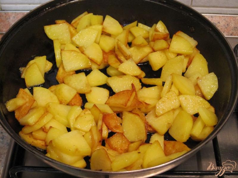 Фото приготовление рецепта: Жареный картофель с баклажанами шаг №7