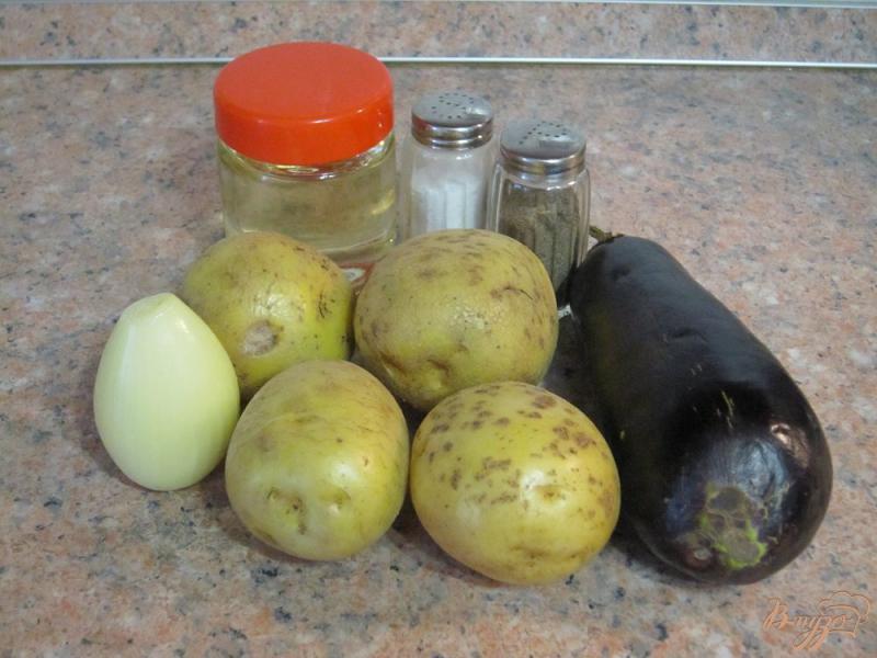 Фото приготовление рецепта: Жареный картофель с баклажанами шаг №1