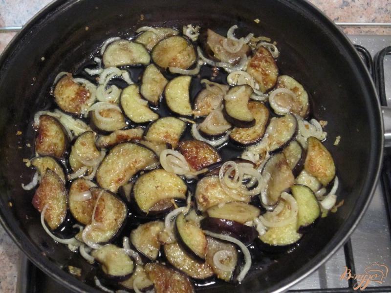 Фото приготовление рецепта: Жареный картофель с баклажанами шаг №5