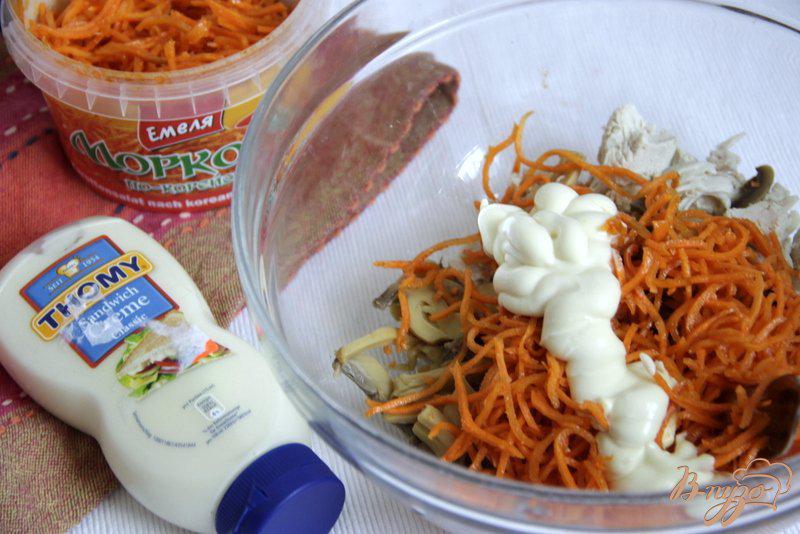 Фото приготовление рецепта: Салат с курицей, грибами и корейской морковкой шаг №3
