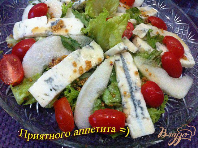 Фото приготовление рецепта: Салат из сыра с плесенью и груши шаг №10