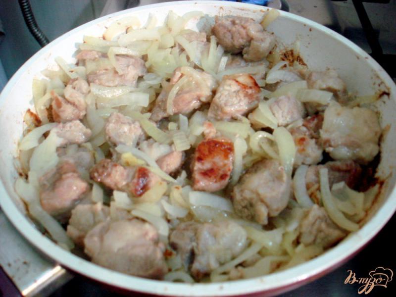 Фото приготовление рецепта: Капуста тушёная со свининой в соусе шаг №3