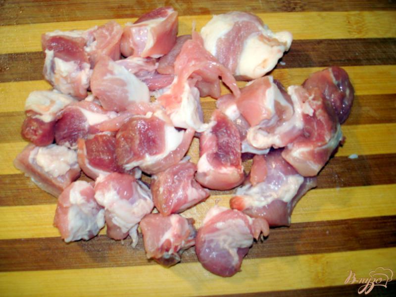 Фото приготовление рецепта: Подлива со свинины с луком и сметаной шаг №1