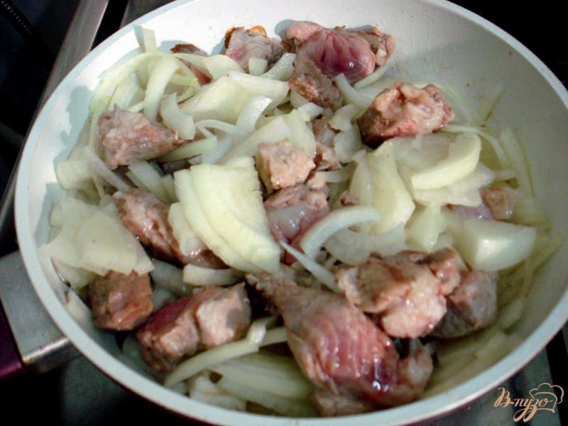 Фото приготовление рецепта: Подлива со свинины с луком и сметаной шаг №3