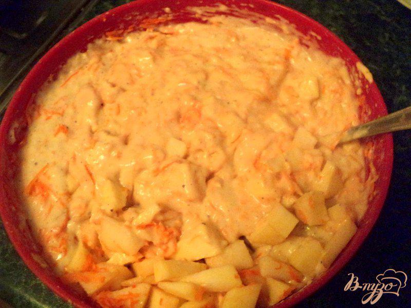 Фото приготовление рецепта: Морковный пряный пирог с фруктами шаг №3