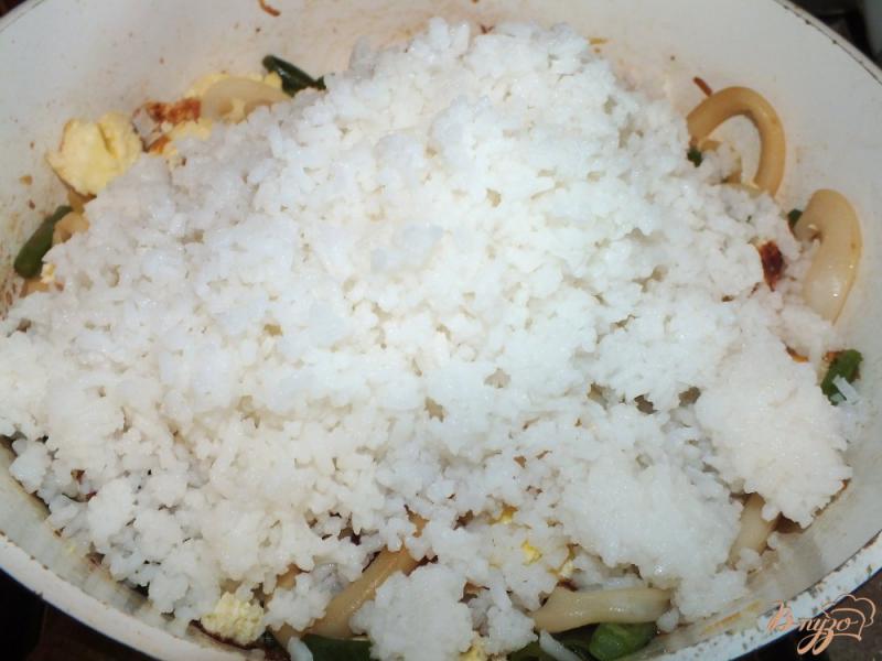 Фото приготовление рецепта: Рис с омлетом и кальмарами шаг №5