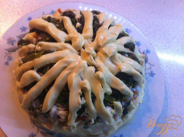 Фото приготовление рецепта: Салат слоёный с тунцом шаг №12
