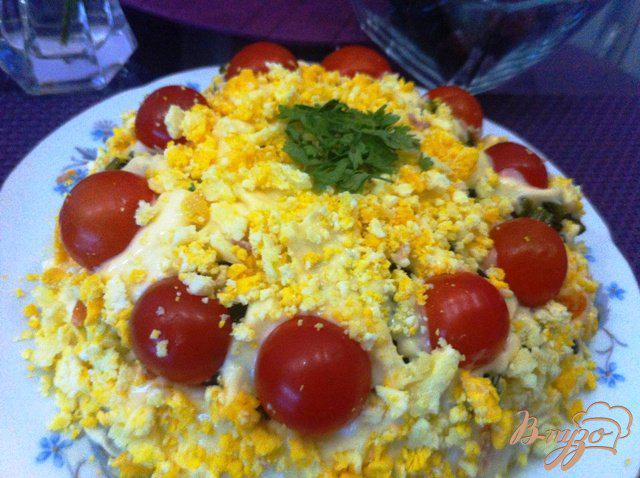 Фото приготовление рецепта: Салат слоёный с тунцом шаг №13