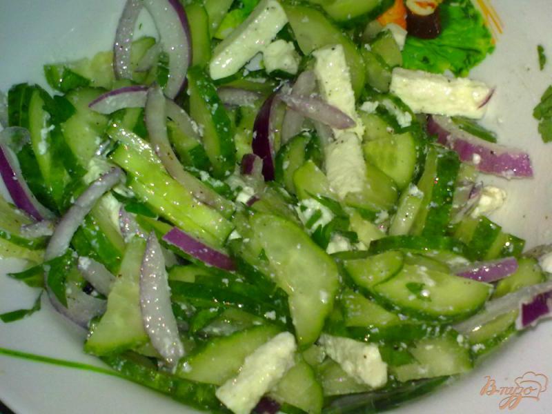 Фото приготовление рецепта: Салат из огурцов с фетой шаг №5