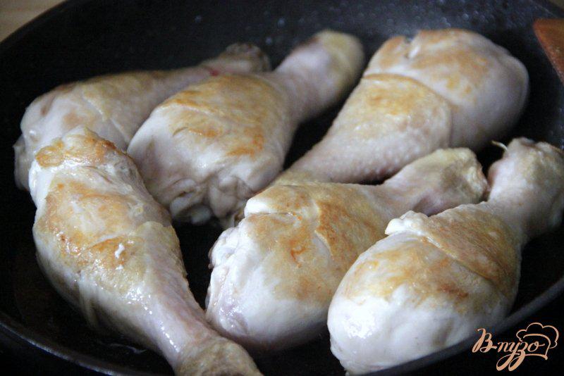 Фото приготовление рецепта: Куриные голени с овощами и сухофруктами шаг №1