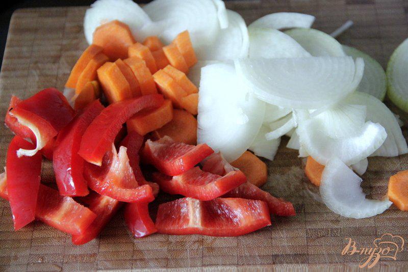 Фото приготовление рецепта: Куриные голени с овощами и сухофруктами шаг №2