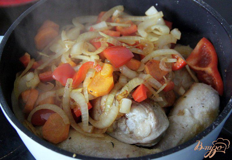 Фото приготовление рецепта: Куриные голени с овощами и сухофруктами шаг №4