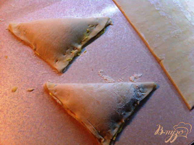 Фото приготовление рецепта: Слоёные треугольнички с сыром рикотта шаг №6